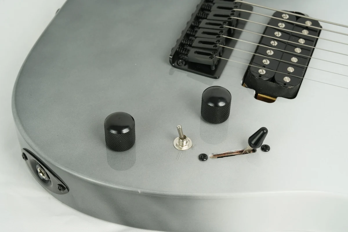 LUXARS L-G37-P7 — Close-up of two black knobs, a blade selector, a separate mini-toggle and the black bridge.